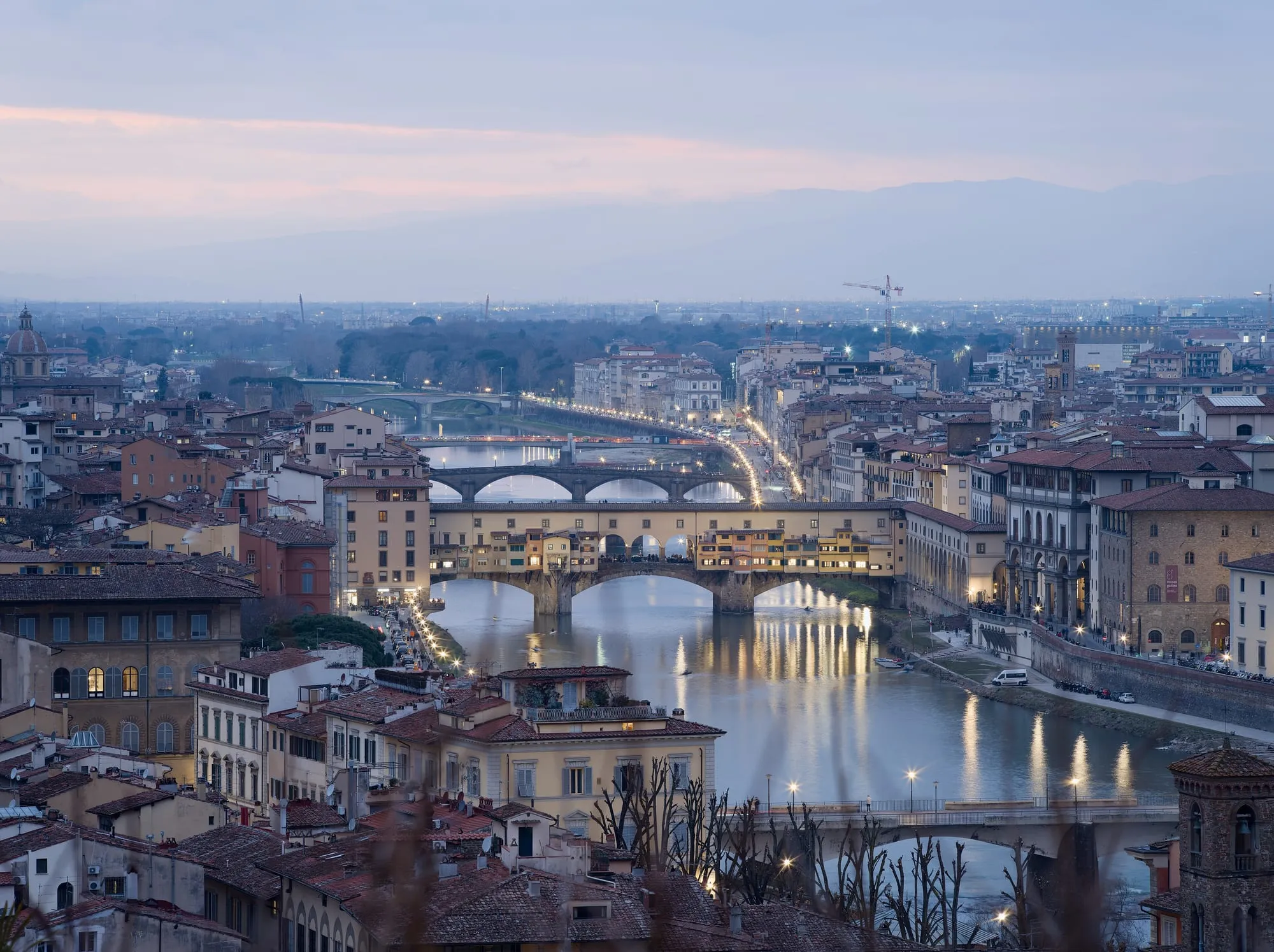 Ponte Vecchio e l’Arno a Firenze all’ora blu, visti dal Piazzale Michelangelo