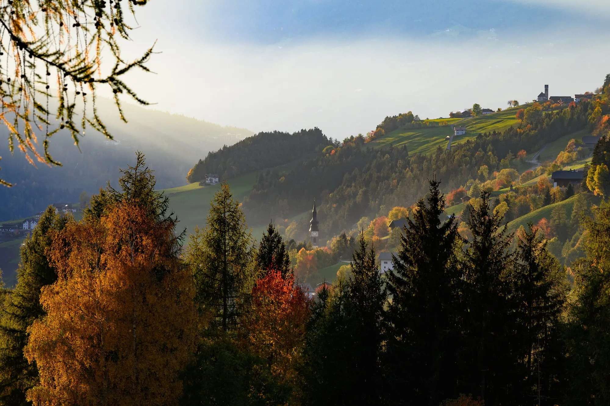 Boschi e larici color autunno in Val di Funes, Dolomiti