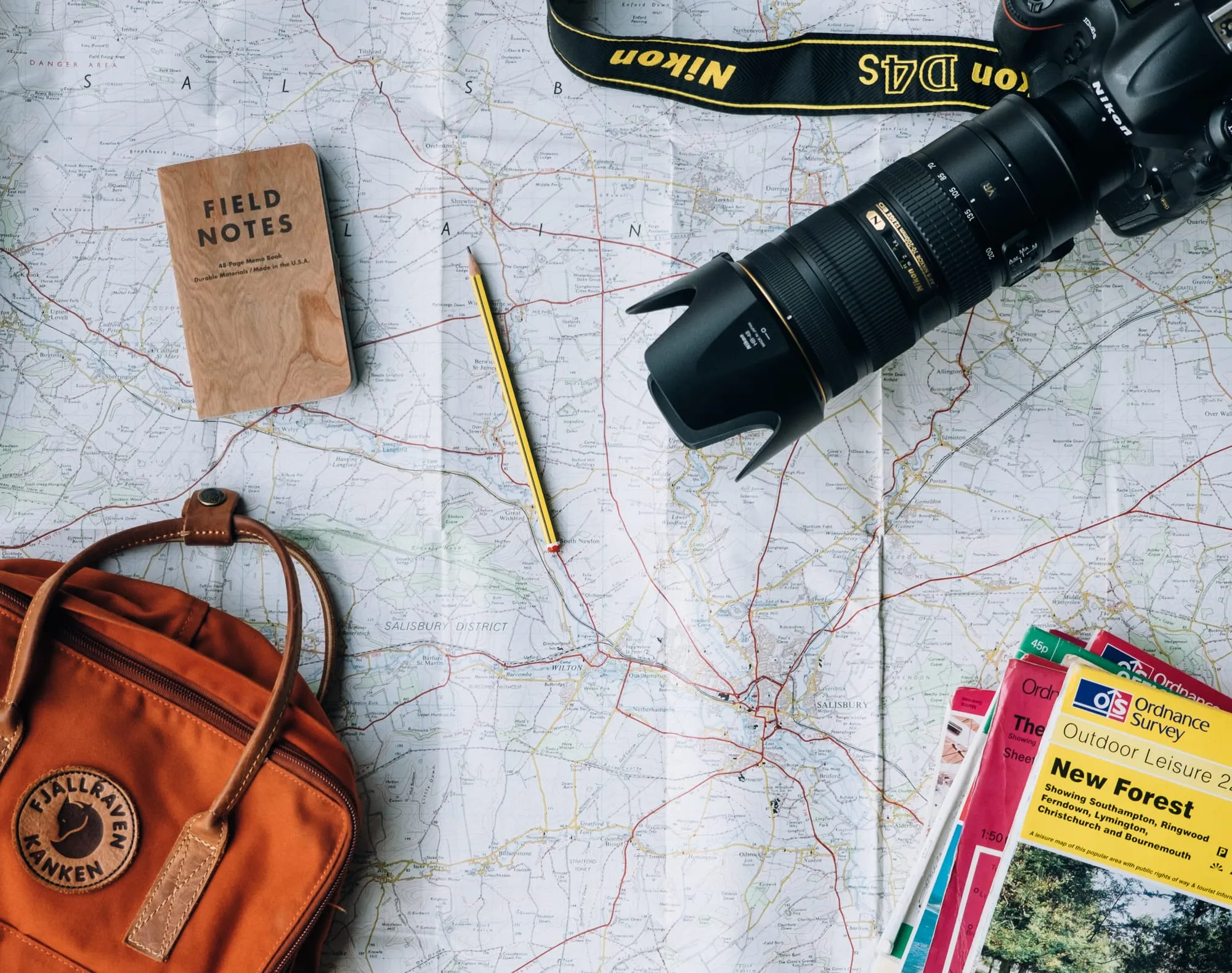 Mappa e taccuino di viaggio sul tavolo