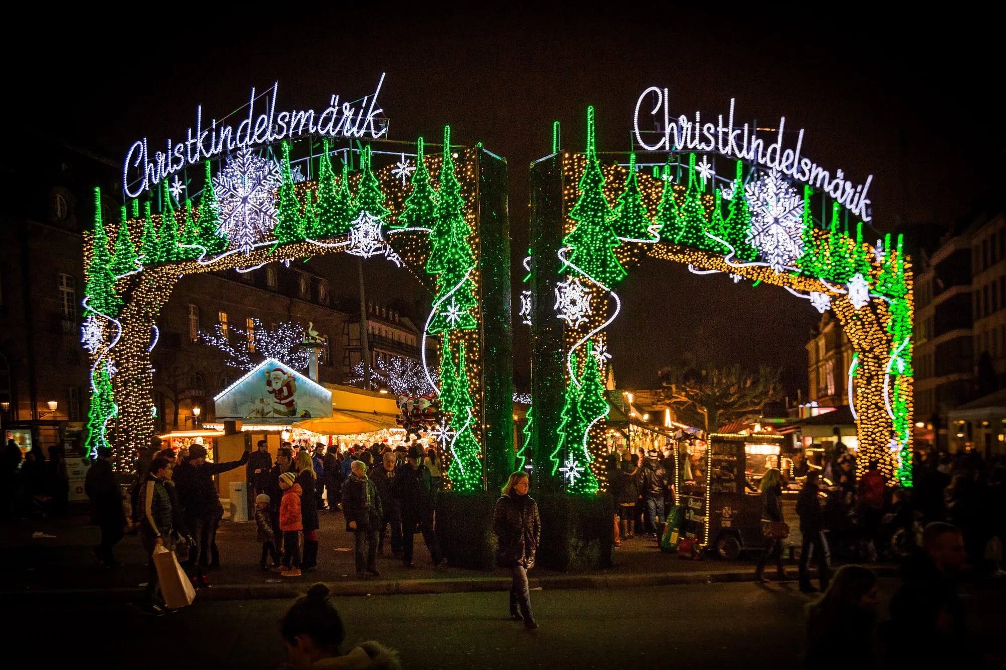 Gli archi luminosi del Christkindelsmärik, il mercatino di Natale di Strasburgo, la sera