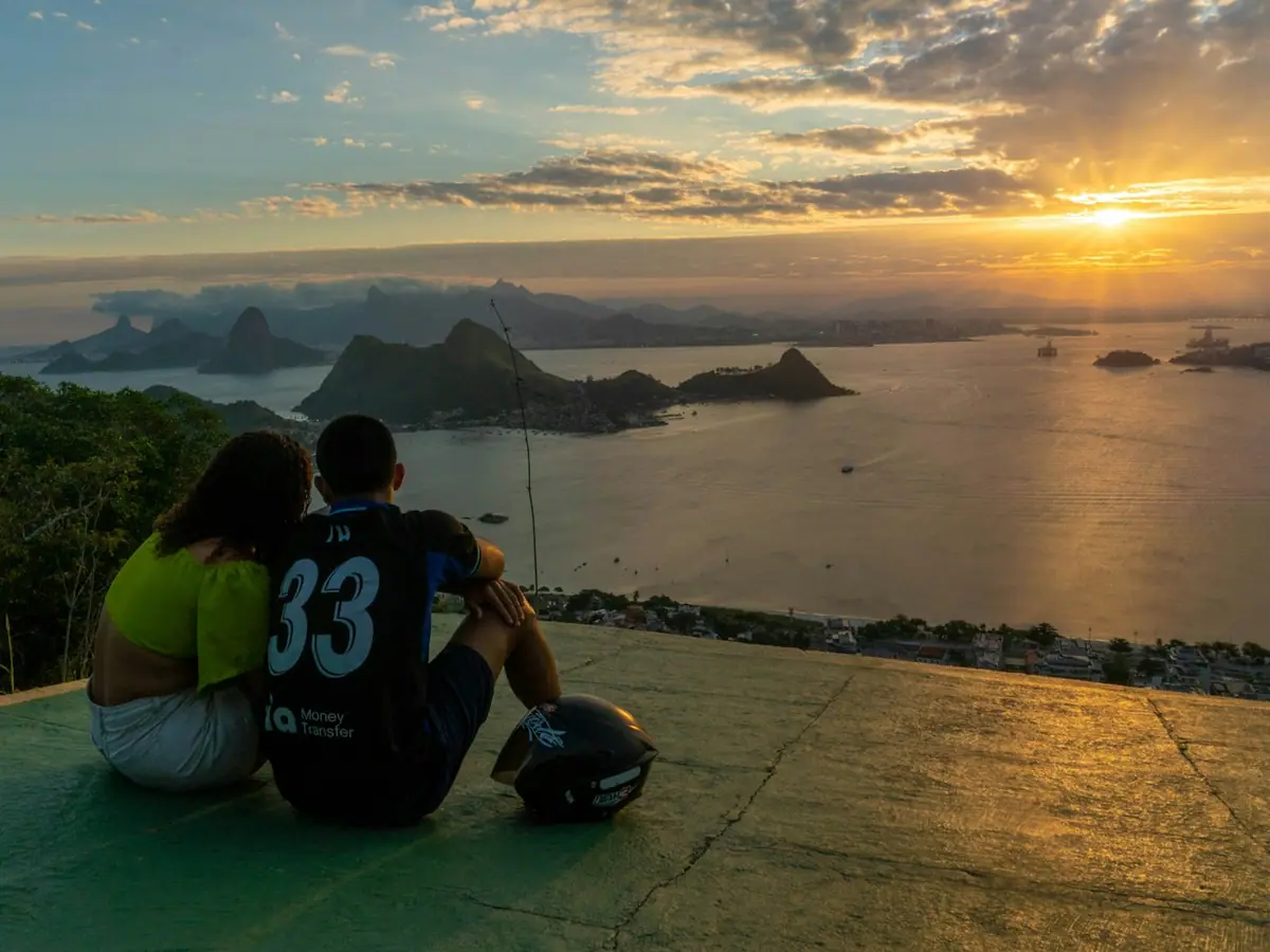 Coppia che osserva un panorama da una terrazza al tramonto