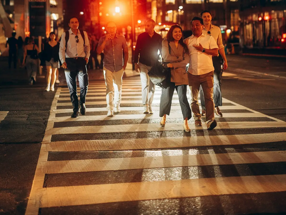 Gruppo di amici in viaggio che esplora una città insieme
