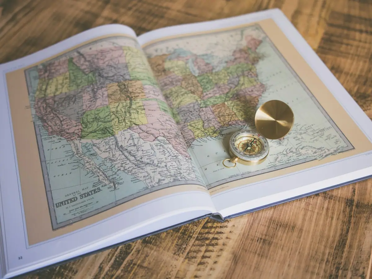 Mappa e taccuino di viaggio per pianificare un itinerario su misura