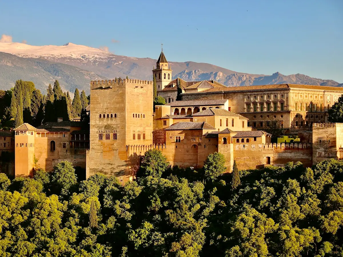 Veduta dell'Alhambra di Granada al tramonto in Andalusia