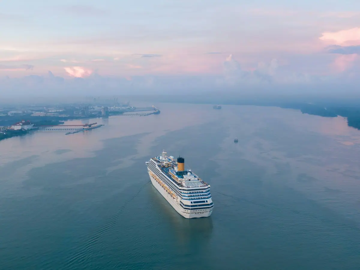 Nave da crociera al tramonto in un porto del Mediterraneo